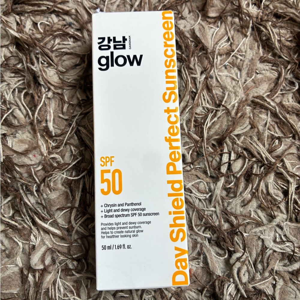 GLO jeans Day Shield Perfect Sunscreen SPF 50 - White and Orange